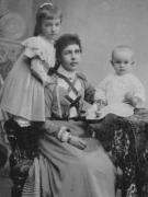 Жена Евграфа Петровича Егорова Наталья с детьми, фото предоставлено Марией Врабеловой