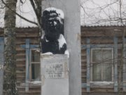 Памятник Чехову в деревне Белой, фото Андрея Кочунова