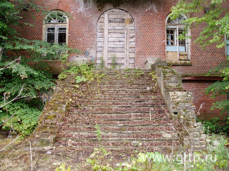 Лестница на фасаде главного корпуса школы-колонии в посёлке Волжском, фото Галины Филимоновой. 