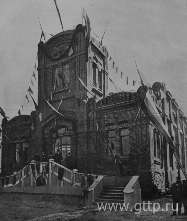 Общий вид здания ярмарочной фильтровальной станции в день открытия 16 августа 1909 года.