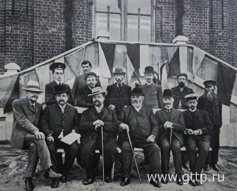 Лица, принимавшие непосредственное участие в постройке станции во главе с председателем Нижегородского ярмарочного комитета П.М.Калашниковым (сидит третий справа). Фото 16 августа 1909 года.