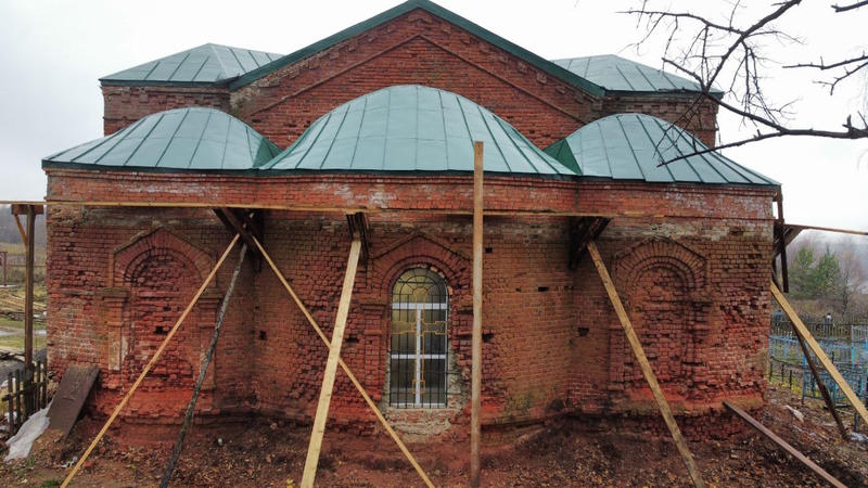 Восстановление храма в селе Чудь Навашинского городского округа в 2022 году, алтарная часть, фасад.