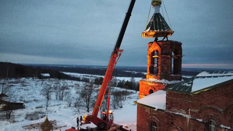 Восстановление храма в селе Чудь Навашинского городского округа в 2022 году: установка купола на колокольню.