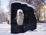 Стела с горельефным портретом И.П.Кулибина в парке им.Кулибина (бывшее Петропавловское кладбище) в Нижнем Новгороде, фото Галины Филимоновой