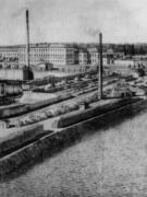 Вид на плотину Верхне-Выксунского пруда, 1910-е годы, иллюстрация из книги А.Кисилева НЕСКОЛЬКО ДНЕЙ В ЗАМЕЧАТЕЛЬНОМ ИМЕНИИ, или ВЫКСА 180 ЛЕТ НАЗАД