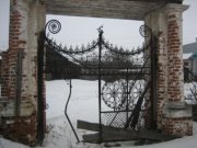 Кованая ограда храмового комплекса в селе Николо-Погост, фото Андрея Кочунова