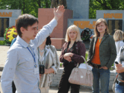 Илья Царёв проводит экскурсию по Володарску, фото Павла Пронина