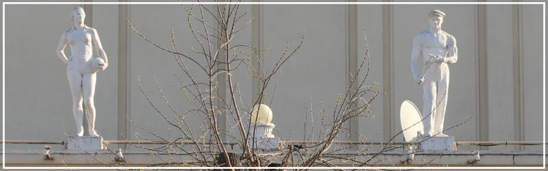 Скульптуры на здании здание кинотеатра «Мир» на Автозаводе (г. Нижний Новгород), фото Галины Филимоновой